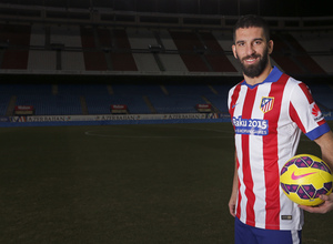 Arda Turan posa con la camiseta del derbi, con el logo de Baku 2015