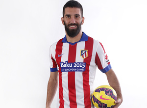 Arda Turan posa con la camiseta del derbi, con el logo de Baku 2015