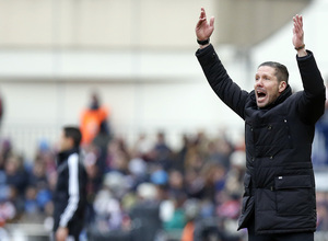 temporada 14/15. Partido Atlético Real Madrid.  Simeone animando desde la banda