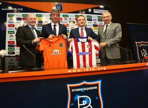 Miguel Ángel Gil y Peter Kenyon posan con los dirigentes del Basaksehir FK