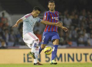 Cabral dispara a puerta ante la oposición del jugador del Levante Barral