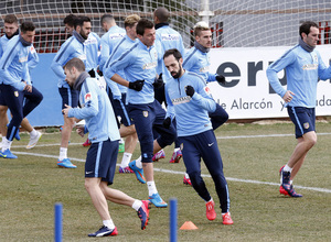 temporada 14/15. Entrenamiento en la ciudad deportiva de Majadahonda.Jugadores estirando durante el entrenamiento