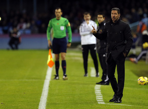 Temporada 14-15. Jornada 23. Celta de Vigo-Atlético de Madrid. Simeone da indicaciones a los jugadores.