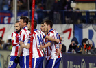 Temporada 14-15. Jornada 24. Atlético de Madrid - Almería. Varios juagdores abrazan a Mandzukic.