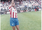 Manolo ofrece al público el Trofeo Pichichi de la temporada 90-91