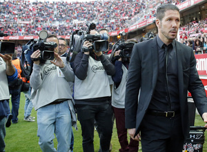 Temporada 14-15. Jornada 25. Sevilla - Atlético de Madrid. Simeone se dispone a saludar a Emery.
