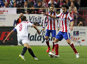 Temporada 14-15. Jornada 25. Sevilla - Atlético de Madrid. Tiago hace un pase con el exterior.