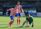Leandro encara al meta del Fútbol Alcobendas Sport, Andrés, en un momento del partido 