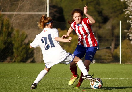 Temp. 2014-2015. Bea Beltrán regatea a una contraria