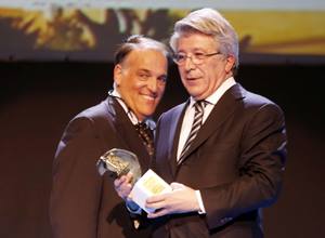 Enrique Cerezo recibió el trofeo de la AEPD de manos de Javier Tebas