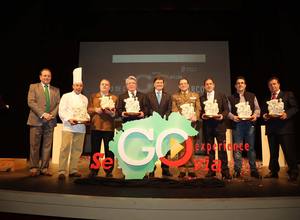 Enrique Cerezo, con todos los premiados en el certamen Segovia Experience, en la foto de familia