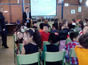 Temp. 2014-2015. Lola Romero en un colegio durante su conferencia