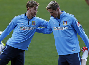 temporada 14/15. Entrenamiento en el estadio Vicente Calderón. Torres y Ansaldi estirando durante el entrenamiento