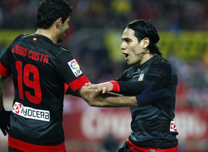 COPA DEL REY 2012-2013. Diego Costa y Falcao celebran uno de los goles en el Sánchez Pizjuán durante el partido de vuelta de la semifinal de Copa ante el Sevilla.