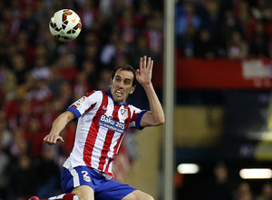temporada 14/15. Partido Atlético Valencia. Godín despejando un balón durante el partido