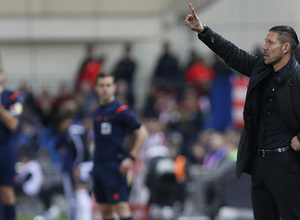 temporada 14/15. Partido Atlético Valencia. Simeone dando órdenes durante el partido