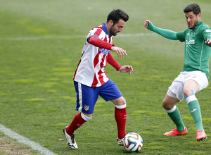 Mario Marín regatea a un jugador del Toledo en el partido disputado en la Ciudad Deportiva y que terminó 1-2