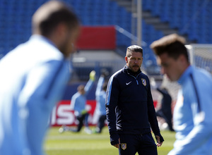 temporada 14/15. Entrenamiento en el estadio Vicente Calderón. Simeone observando durante el entrenamiento
