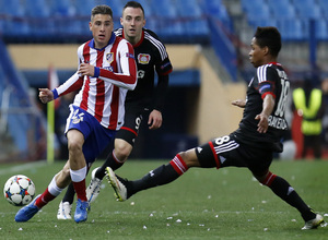 Atlético de Madrid - Bayer Leverkusen. Vuelta de octavos de final. Champions League. Giménez saca el balón jugado.