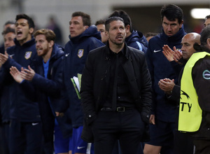 temporada 14/15. Partido Atlético Bayer de Champions. Simeone en el banquillo durante el partido