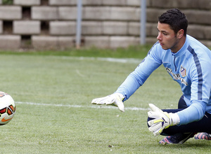 temporada 14/15. Entrenamiento en la ciudad deportiva de Majadahonda. Bernabé parando un balón durante el entrenamiento