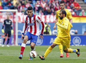 temporada 14/15. Partido Atlético de Madrid Getafe. Raúl Jiménez pasando un balón durante el partido