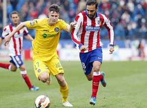 temporada 14/15. Partido Atlético de Madrid Getafe. Gámez pasando un balón durante el partido