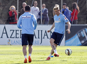 temporada 14/15. Entrenamiento en la ciudad deportiva de Majadahonda. Torres con el  balón durante el entrenamiento