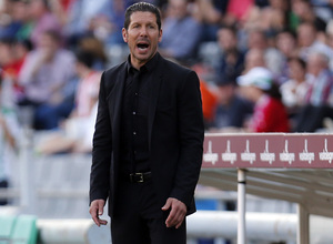 Temporada 14-15. Jornada 29. Córdoba - Atlético de Madrid. Simeone durante un momento del partido.