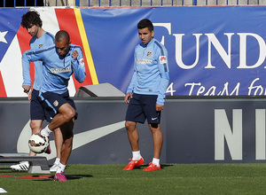 temporada 14/15. Entrenamiento en el estadio Vicente Calderón. Miranda realizando ejercicios con balón durante el entrenamiento
