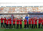 Temporada 14-15. Jornada 30. Atlético de Madrid-Real Sociedad. Nuestro equipo benjamín saluda a los aficionados desde el césped.