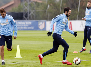 temporada 14/15. Entrenamiento en la ciudad deportiva de Majadahonda. Juanfran realizando ejercicios con balón durante el entrenamiento