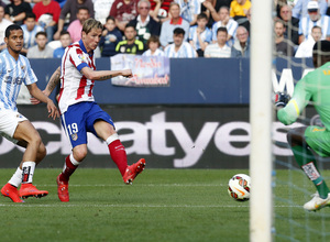 Temporada 14-15. Jornada 31. Málaga -Atlético de Madrid. Fernando Torres dispara ante Kameni.