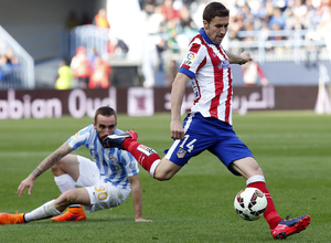 Temporada 14-15. Jornada 31. Málaga -Atlético de Madrid. Gabi busca el desplazamiento en largo. Fotografías: Ángel Gutiérrez