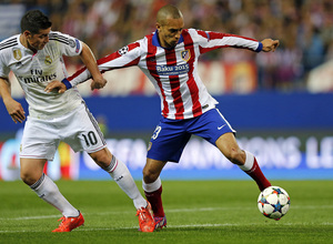 Temporada 14-15. Cuartos de final de la Champions League. Ida. Atlético de Madrid-Real Madrid. Miranda protege un balón ante James.