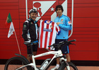 Tiago posa con Jorge Cristovao, ciclista portugués que promociona con un viaje en bici Baku 2015