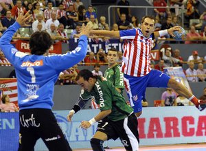 Una acción del Atlético de balonmano contra el Anaitasuna