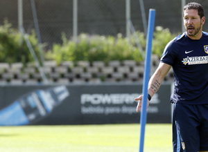 temporada 14/15. Entrenamiento en la ciudad deportiva de Majadahonda. Simeone dando órdenes durante el entrenamiento