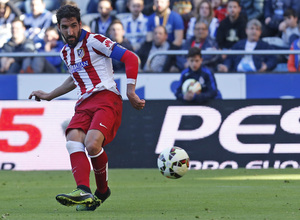 Temporada 14-15. Jornada 32. Deportivo de la Coruña - Atlético de Madrid. Raúl García realiza un pase entre líneas.