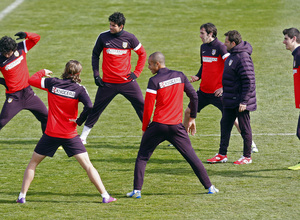 Temporada 12/13. Entrenamiento. Plano general, jugadores realizando ejercicios de estiramientos con el profe Carlos