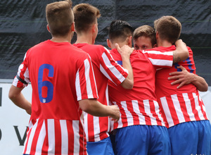 Los jugadores del Atlético C festejan el definitivo 2-1 con Leandro, autor del gol
