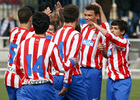 Los jugadores del Infantil se felicitan tras un gol.