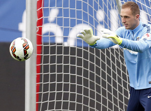 temporada 14/15. Entrenamiento en el estadio Vicente Calderón . Oblak deteniendo un balón durante el entrenamiento