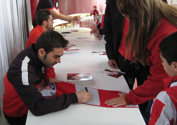 Liga 2012-13. Adrián y Koke firman autógrafos en Málaga