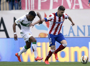 Temporada 14-15. Jornada 33. Atlético de Madrid - Elche. Siqueira, ante un rival.