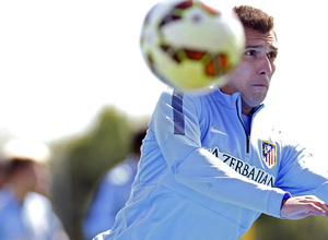 temporada 14/15. Entrenamiento en la ciudad deportiva de Majadahonda. Mandzukic realizando ejercicios con balón durante el entrenamiento