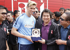 Fernando Torres se hizo una foto con el equipo y recibió un obsequio del Muangthong United