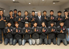 Los jugadores del Muangthong United Sub 19 posan con Enrique Cerezo
