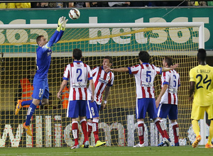 Temporada 14-15. Jornada 34. Villarreal - Atlético de Madrid. Oblak ataja un balón aéreo.