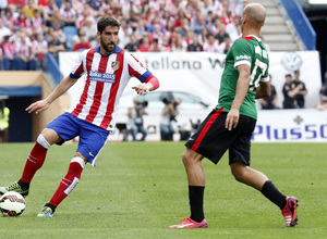 Temporada 14-15. Jornada 35. Atlético de Madrid - Athletic. Raúl García controla el balón ante la presencia de un rival. Foto: Ángel Gutiérrez